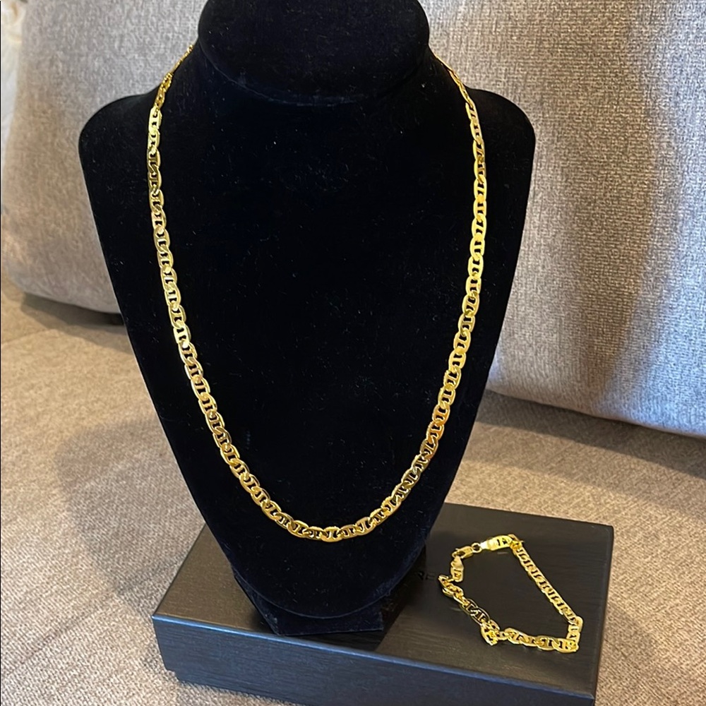 New:::Elegant Gold decorative Necklace and Bracelet Set